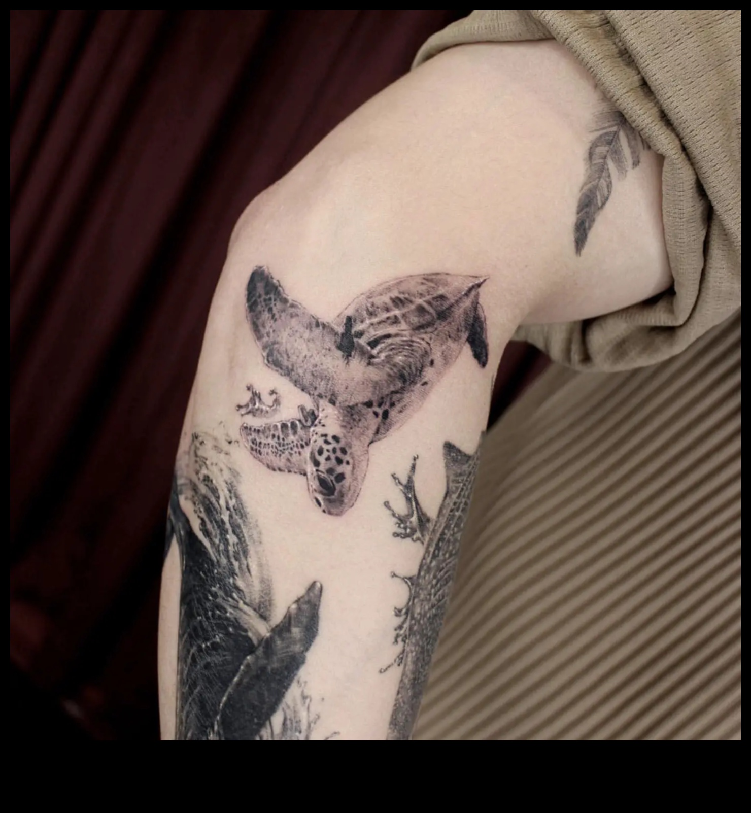 Τα πτερύγια και τα φτερά βουτούν στον κόσμο των τατουάζ υδρόβιων ζώων 3 Πτερύγια και φτερά: Βουτήξτε σε περιπέτειες τατουάζ υδρόβιων ζώων