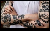 Ιστορικά τατουάζ κληρονομιάς στο πόροι και δέρμα που επαναλαμβάνονται για έναν φρέσκο κόσμο